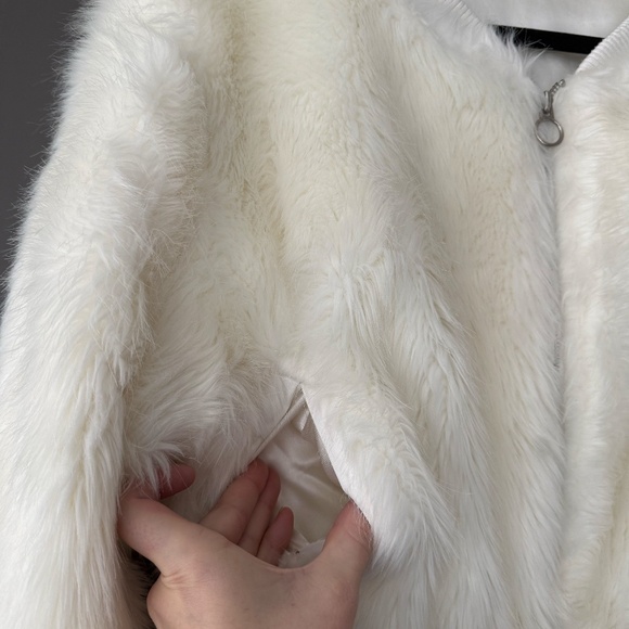 Brandy Melville Fiona White Faux Fur Bomber Jacket - Picture 6 of 12